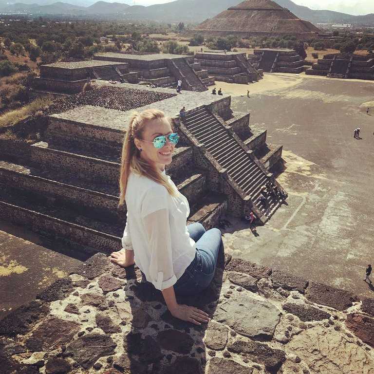 woman-sitting-at-landmark